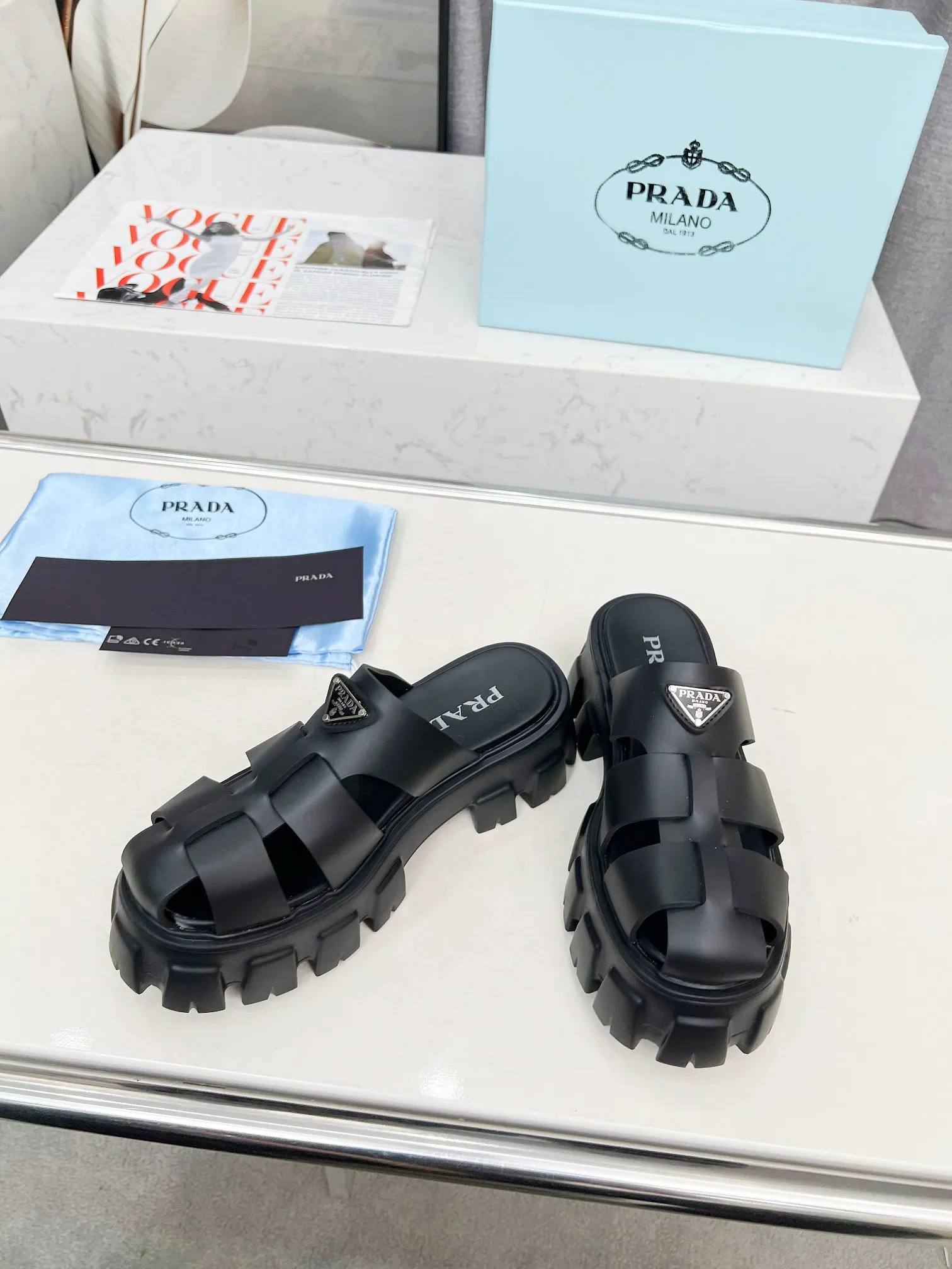 👟👟Ex-factory price 460👟👟 prada Roman shoes will definitely make you fall in love with them! The latest spring and summer sawtooth Roman braided thick-soled sandals E64, retro, fashionable and avant-garde gear teeth, 55mm thick-soled soles and uppers, making the whole pair of shoes light and comfortable. Bright colors, a variety of choices to satisfy fashionable people of different styles! The iconic metal triangle logo is paired with the shape of ancient beach sandals. Every design element is fashionable! Color: black and white Size: 35-41